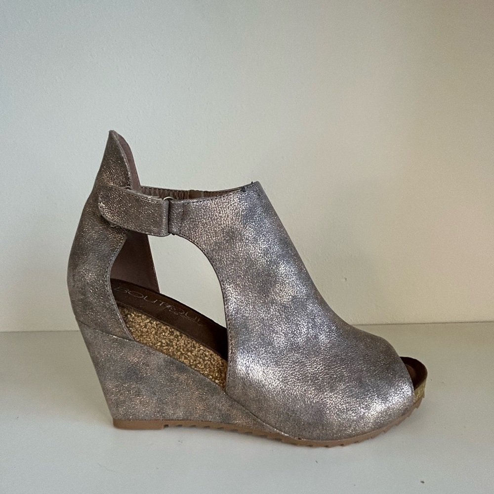 Boutique by Corkys Sunburst Metallic Wedge Sandals